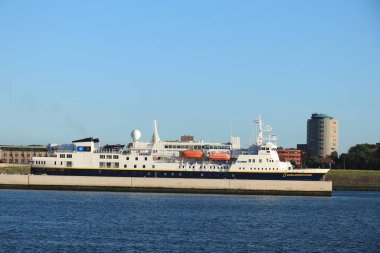 IJmuiden, Hollanda - 9 Haziran 2022: National Geographic Explorer on North Sea lock IJmuiden. Gemi daha önce Midnatsol II olarak Hurtigruten tarafından kullanıldı..
