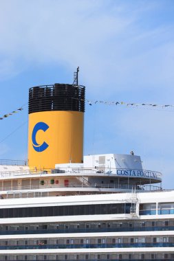 IJmuiden, Hollanda - 12 Haziran 2022 Costa Fortuna, sahibi Costa Crociere. Felison Cruise terminaline demirlemiş. Huni ve şirket logosu ayrıntıları.