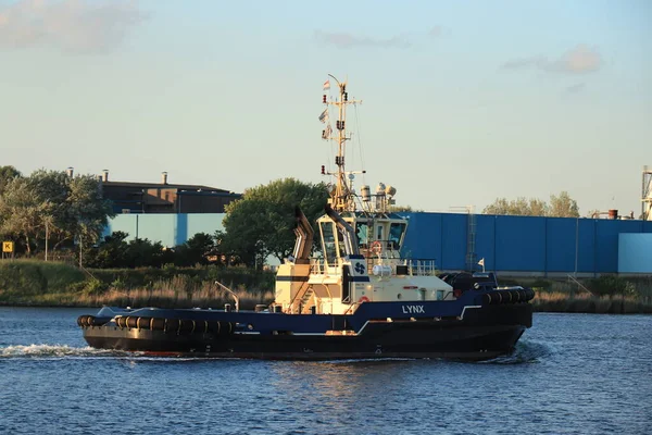 オランダ イムイデン2022年5月24日 リンクス 北海運河のタグボート アムステルダム方面 — ストック写真