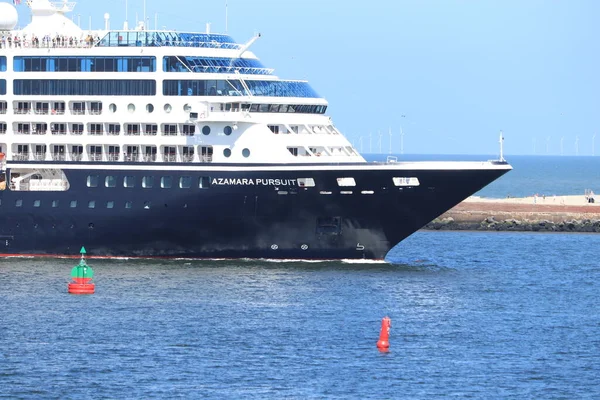 2022年6月12日 由Azamara Club Cruises运营的Sycamore Partners拥有的Azamara Pursuit 进入Ijmuiden锁区 — 图库照片
