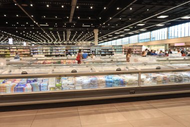 Moulins, Fransa - 11 Eylül 2021: Fransız E.Leclerc süpermarketinde süpermarket içi. Donmuş ürünler bölümü: dondurucuda balık, et ve sebze