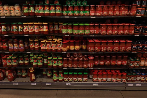 2021年9月11日 フランスのスーパーでトマトとパスタソースの様々なブランド フランス語の製品情報 ユーロでの価格 — ストック写真