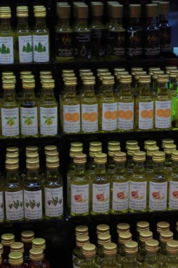 Barselona, İspanya - 30 Eylül 2019: La Boqueria Market 'te zeytinyağı. Bir şişe zeytinyağı, portakal, fesleğen, kahve..