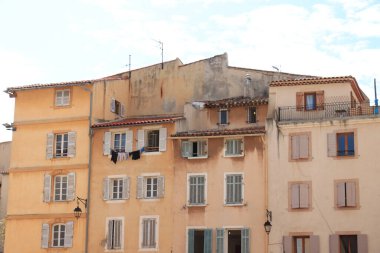 Marsilya, Fransa - 25 Eylül 2019: Marsilya 'da binalar, geleneksel Provenkal renklerle sıvanmış cepheler