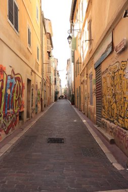 Marsilya, Fransa - 25 Eylül 2019: Marsilya Quartier du Panier caddesi. Sanatsal ve renkli graffiti