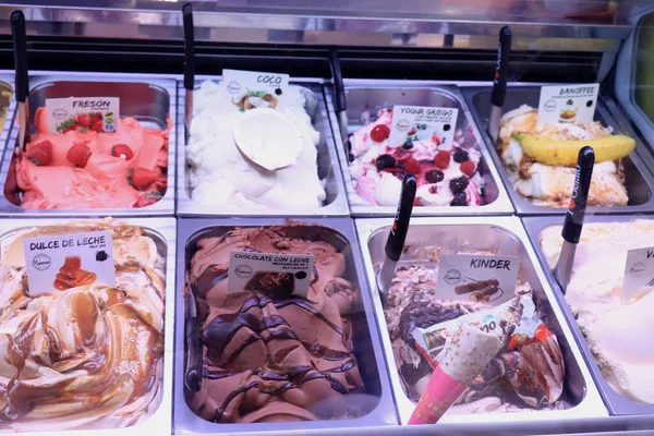バルセロナ スペイン 2019年9月30日 ボケリア市場での様々なアイスクリームの味 フルーツとスコップ状の味 ラベルのテキスト スペイン語の成分 — ストック写真