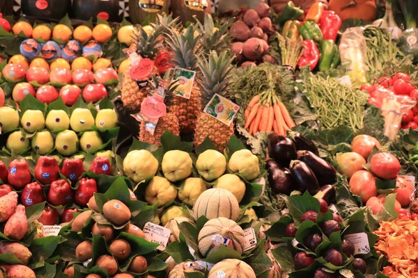 2019年9月30日 西班牙巴塞罗那 Boqueria Market的五彩缤纷的水果 不同种类的热带水果在市场上出售 — 图库照片