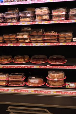 Bourbon-Lancy, Fransa - 13 Eylül 2021: Fransız süpermarket buzdolabında önceden paketlenmiş şekerleme. Metin: ürün açıklaması ve Fransızca fiyat