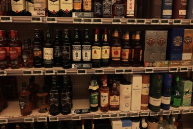 Bourbon-Lancy, Fransa - 13 Eylül 2021: Intermarche süpermarketinde çeşitli viski markaları