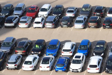 Marsilya, Fransa - 25 Eylül 2019: gemi terminali yakınlarındaki bir otoparkta arabalar