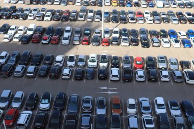 Marsilya, Fransa - 25 Eylül 2019: gemi terminali yakınlarındaki bir otoparkta arabalar