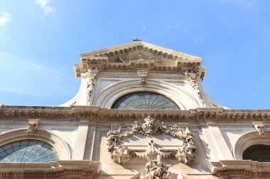 Savona, İtalya - 26 Eylül 2019: Savona Katedrali, Cattedrale di Santa Maria Assunta, Savona 'nın tarihi merkezinde Roma Kattolik Kilisesi, 1584-1605 yılları arasında inşa edildi. Ön cephenin ayrıntıları.