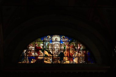 Savona, İtalya - 26 Eylül 2019: Savona Katedrali, Cattedrale di Santa Maria Assunta, Savona 'nın tarihi merkezinde Roma Kattolik Kilisesi, 1584-1605 yılları arasında inşa edildi. Lekeli Camların Ayrıntıları