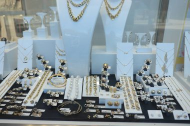 Cornella de Llobregat, İspanya - 1 Ekim 2019: mağaza vitrininde mücevher. Splau Alışveriş Merkezi 'nde elmas ve incili altın mücevherler.