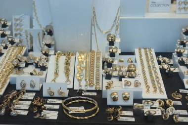 Cornella de Llobregat, İspanya - 1 Ekim 2019: mağaza vitrininde mücevher. Splau Alışveriş Merkezi 'nde elmas ve incili altın mücevherler.