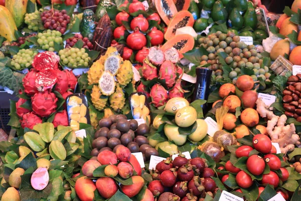 Barcelona Hiszpania Września 2019 Kolorowe Owoce Targu Boqueria Różne Rodzaje — Zdjęcie stockowe