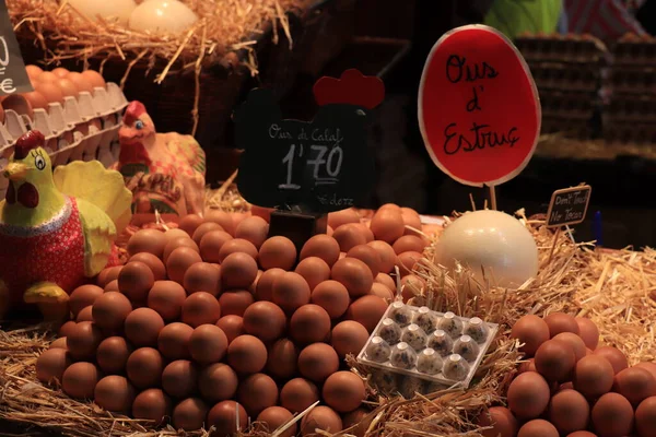 2019年9月30日 西班牙巴塞罗那 Boqueria Market的新鲜鸡蛋 展览成堆的新鲜鸡蛋 — 图库照片