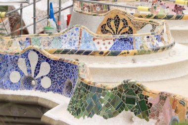 Barselona, İspanya - 28 Eylül 2019: Gaudi 'nin renkli mozaik yılan oturma tezgahı, bakım için iskele.