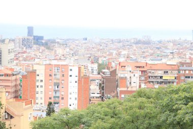 Barselona, İspanya - 28 Eylül 2019: Parc Guell 'den Barcelona' nın görüntüsü. Arka planda Akdeniz
