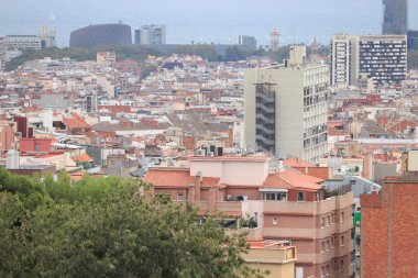 Barselona, İspanya - 28 Eylül 2019: Parc Guell 'den Barcelona' nın görüntüsü. Arka planda Akdeniz