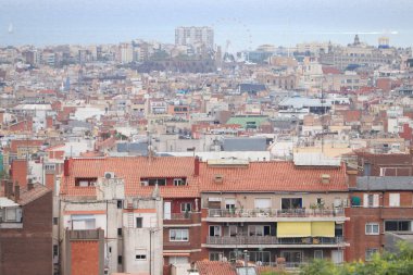 Barselona, İspanya - 28 Eylül 2019: Parc Guell 'den Barcelona' nın görüntüsü. Arka planda Akdeniz