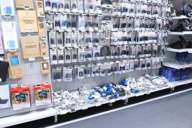Cornella de Llobregat, İspanya - 28 Eylül 2019: MediaMarkt mağaza içi, telefon aksesuarları. MediaMarkt, tüketici elektroniği satan bir Alman zinciri..