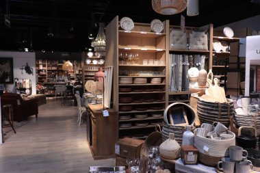 Moulins, Fransa - 14 Eylül 2021: Maisons du Monde perakende iç aksesuarlar