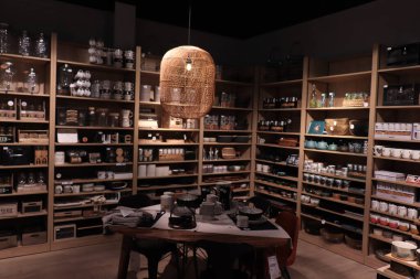 Moulins, Fransa - 14 Eylül 2021: Maisons du Monde perakende iç aksesuarlar