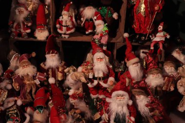 Santpoort-Noord, Hollanda - 18 Aralık 2021: Bir mağazada çeşitli Noel süslemeleri