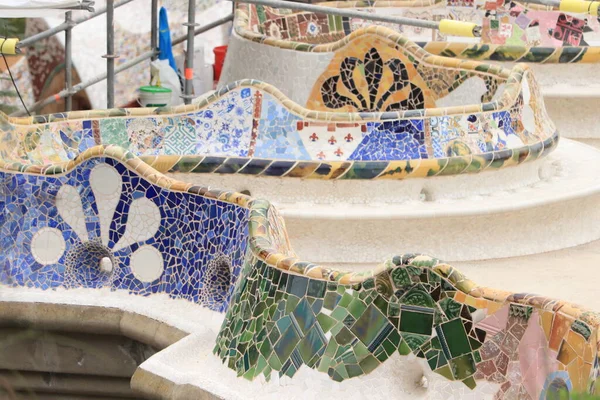 Barcellona Spagna Settembre 2019 Colorata Panca Mosaico Serpentino Gaudi Ponteggi — Foto Stock