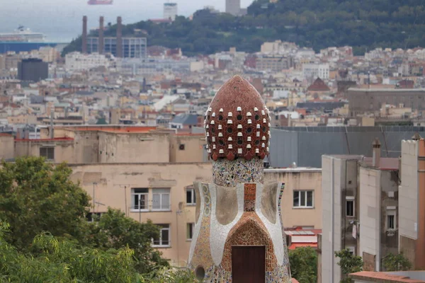スペイン バルセロナ2019年9月28日 パルク グエル ポーターロッジの詳細 セラミックモザイクで覆われた塔 — ストック写真
