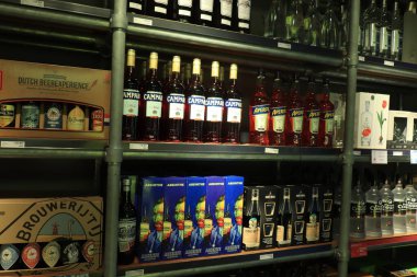 Amsterdam Schiphol Havaalanı, Hollanda - 24 Eylül 2019: Çeşitli Hollanda biraları, Absinthe ve Campari