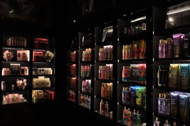 Amsterdam Havalimanı Schiphol, Hollanda - 24 Eylül 2019: Viktorias Secret bir havaalanı alışveriş merkezinde perakende satış mağazası, güzellik ürünleri