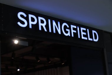 Barselona, İspanya - 29 Eylül 2019: Barcelona 'daki Maremagnum alışveriş merkezinde Springfield mağazası. Springfield, eskiden The Cortefiel Group olarak bilinen Tendam 'ın İspanyol markasıdır.