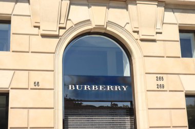 Barselona, İspanya - 29 Eylül 2019: Passeig de Gracia 'daki Burberry Store, Katalan modernizminin Barselona' daki ana caddesi, Jugendstil 'in İspanyol versiyonu, 1895-1910 yılları arasında
