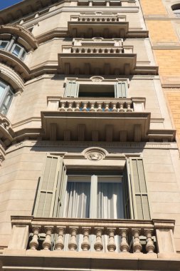 Barselona, İspanya - 29 Eylül 2019: Passeig de Gracia 'daki cepheler, Katalan modernizminin Barselona' daki ana caddesi, Jugendstil 'in İspanyol versiyonu, 1895-1910 yılları arasında