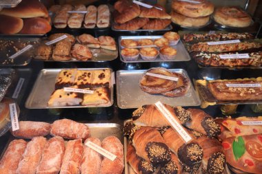 Barselona, İspanya - 29 Eylül 2019: Barcelona 'daki dükkan vitrininde çeşitli Katalan şekerleme çeşitleri. Etiketler üzerine metin: Katalanca pasta isimleri