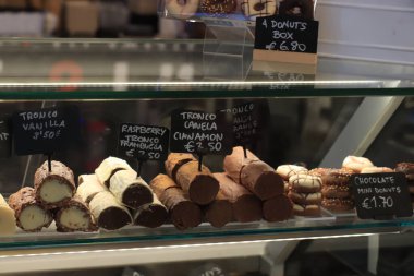 Barselona, İspanya - 29 Eylül 2019: Bir dükkanda çikolata. Etiketler: Ürün açıklaması hem İspanyolca hem de İngilizce