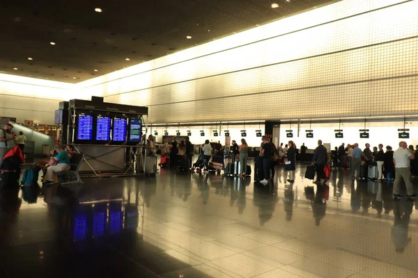 Barcelona Hiszpania Września 2019 Podróżujący Kolejce Lotnisku Prat Barcelona — Zdjęcie stockowe