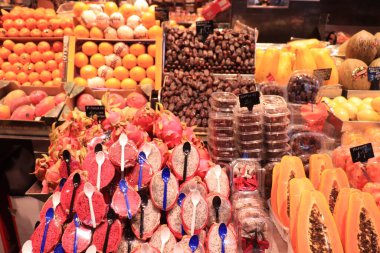 Barselona, İspanya - 30 Eylül 2019: La Boqueria Market 'te renkli meyve. Sergilenen farklı meyve çeşitleri. Etiketler üzerine metin: İspanyolca ürün adı, Euro fiyatları