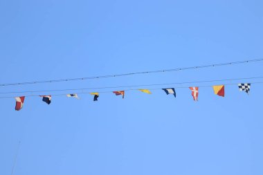 Genel olarak giyinme olarak bilinen bir gemide uluslararası denizcilik işaretleri var.