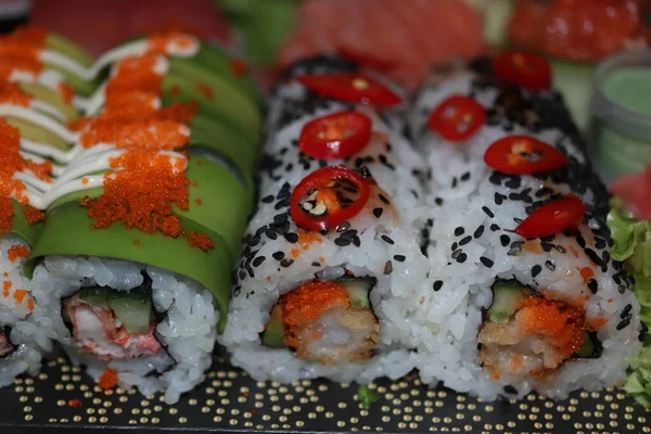 Porcja Japońskiego Sushi Różnego Rodzaju Talerzu — Zdjęcie stockowe