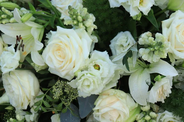 Große Weiße Rosen Und Lilien Einem Floralen Hochzeitsarrangement — Stockfoto