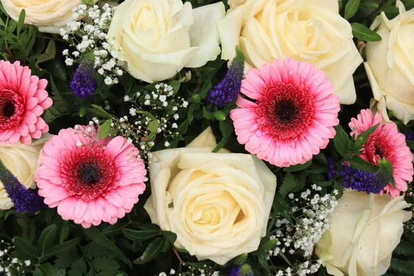 Rosas Brancas Gerberas Rosa Uma Grande Peça Central Casamento — Fotografia de Stock