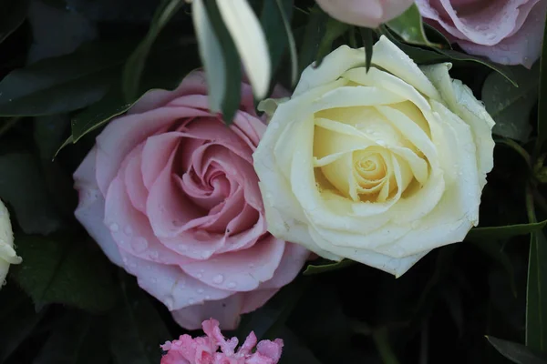 Rosa Lila Och Vita Bröllopsrosor Blomsterarrangemang — Stockfoto