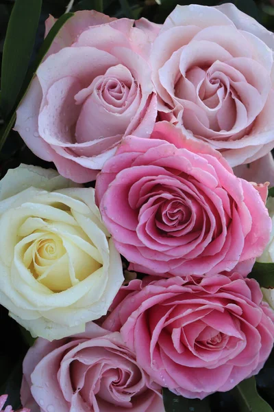 Rose Sposa Rosa Viola Bianche Una Disposizione Nozze Floreale — Foto Stock