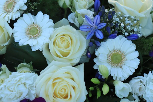 白と青のブライダルフラワーアレンジメント 白いバラとガーベラ — ストック写真