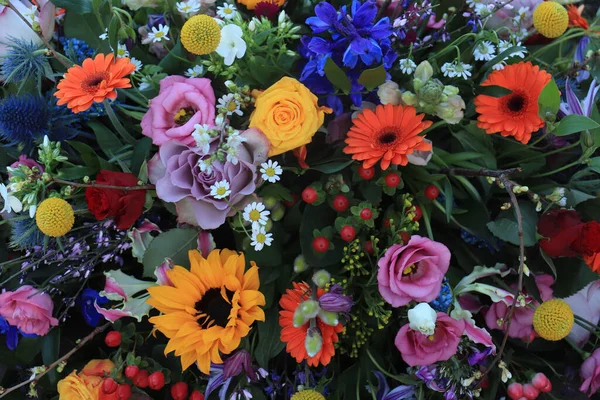 Kleurrijk Bruidsbloemstuk Oranje Gerbera Gele Rozen Zonnebloemen Lisianthus — Stockfoto