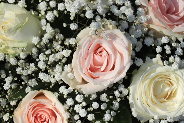 Arreglo Floral Nupcial Rosas Rosadas Blancas Mezcladas Con Gypsophila —  Fotos de Stock