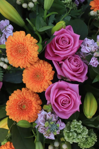Rosa Och Orange Blandade Blomsterarrangemang Rosor Och Gerbera — Stockfoto
